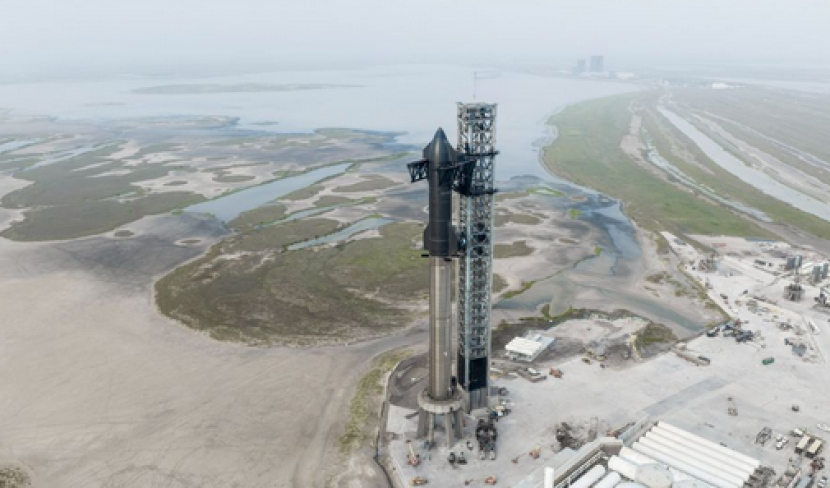 Starship SN24 dan Super Heavy SpaceX berdiri di atas landasan peluncuran di Starbase di Boca Chica, Texas menjelang uji terbang April 2023. Gambar: SpaceX