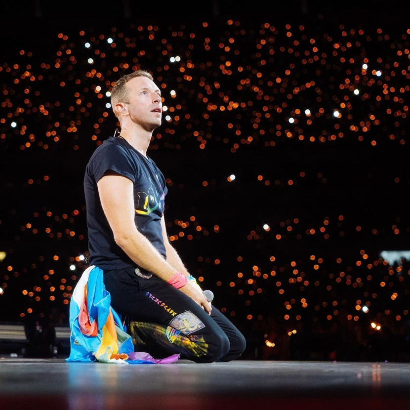 Instagram/coldplay/Chris Martin di atas panggung pertunjukan.