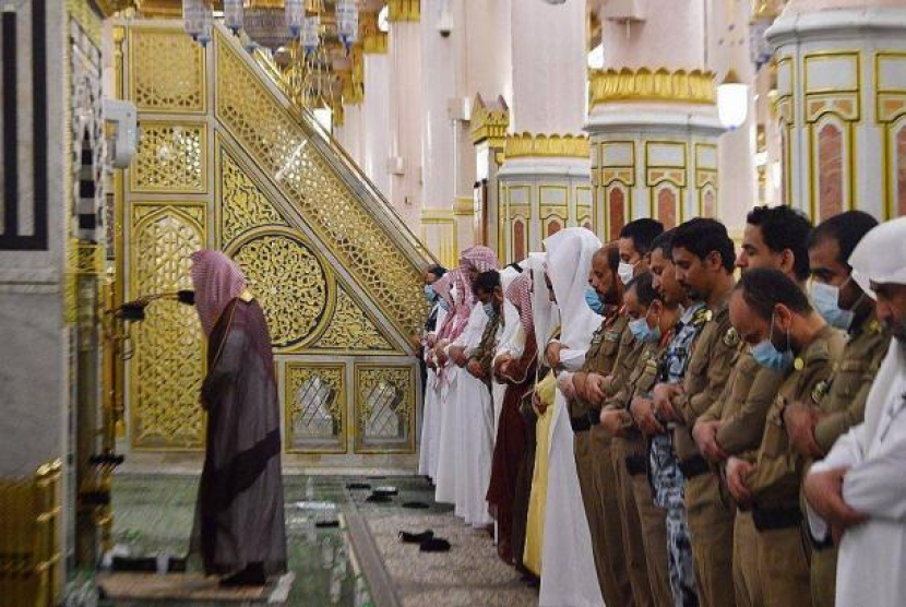 Sholat tarawih di Raudhah, Masjid Nabawi, Madinah, Arab Saudi. Tarawih di Masjid Nabawi digelar terbatas hanya untuk pegawai dan pekerjanya. - (SPA/Republika)