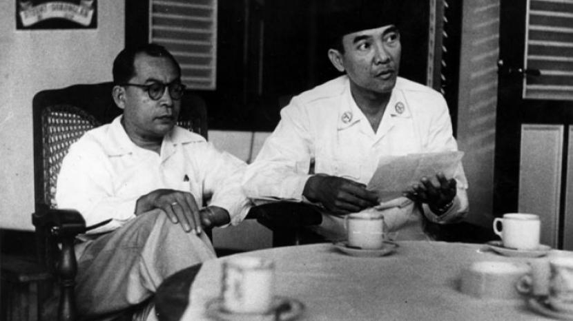 Sukarno-Hatta dwitunggal yang dipilih secara aklamasi di sidang PPKI 18 Agustus 1945 pukul 15.15 WIB (foto: gahetna.nl/republika).