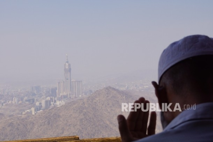 Ilustrasi berdoa. Doa Sayyidul Istighfar Bahasa Arab, Latin, dan Artinya dan Keutamaannya. Foto: Dok. Republika