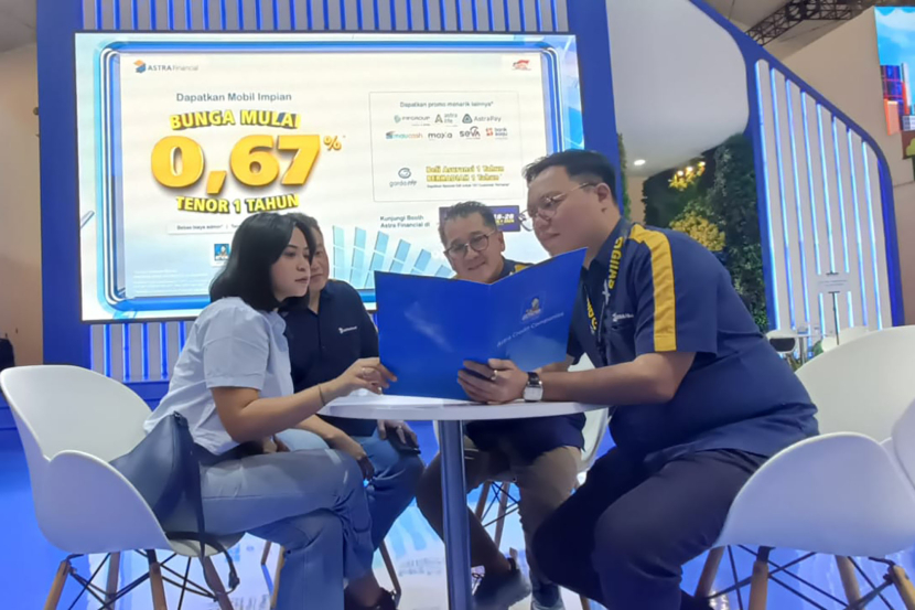 Retail Business Division Head ACC Beny Chandra, Chief Marketing & Sales Officer Tan Chian Hok dan Marketing& Product Division Head Felix Wijaya berbincang dengan customer di Main Booth Astra Financial di GIIAS 2024. ACC menawarkan promo menarik bunga 0,67% untuk tenor 1 tahun kepada pengunjung GIIAS dari tanggal 18-28 Juli 2024.