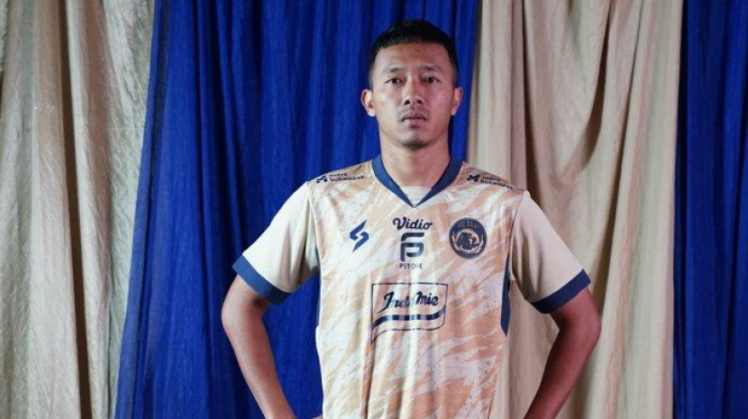 Dendi Santoso mengenakan jersey ketiga Arema FC yang didominasi warna emas. Foto: aremafc.com