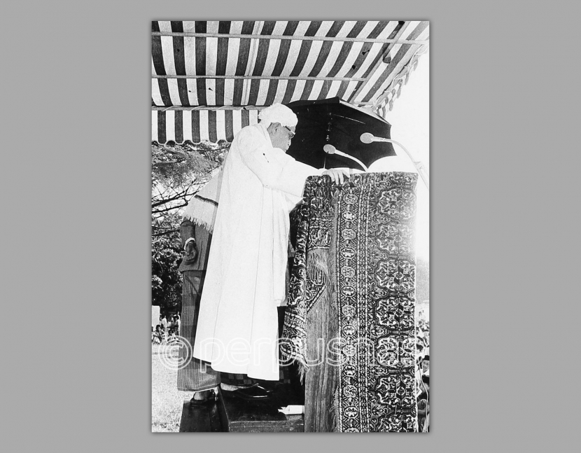 Buya Hamka memberikan khutbah Idul Fitri di Masjid Al Azhar pada 15 September 1977.