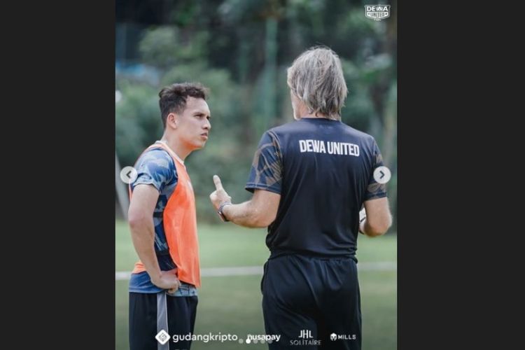 Egy Maulana Vikri (kanan) dan pelatih Jan Olde Riekerink (Instagram/@dewaunitedfc_)