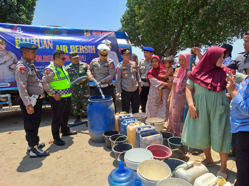 Warga Desa Dadap, Kecamatan Juntinyuat, Kabupaten Indramayu mengantri bantuan air bersih akibat terdampak kemarau. (Lilis Sri Handayani)