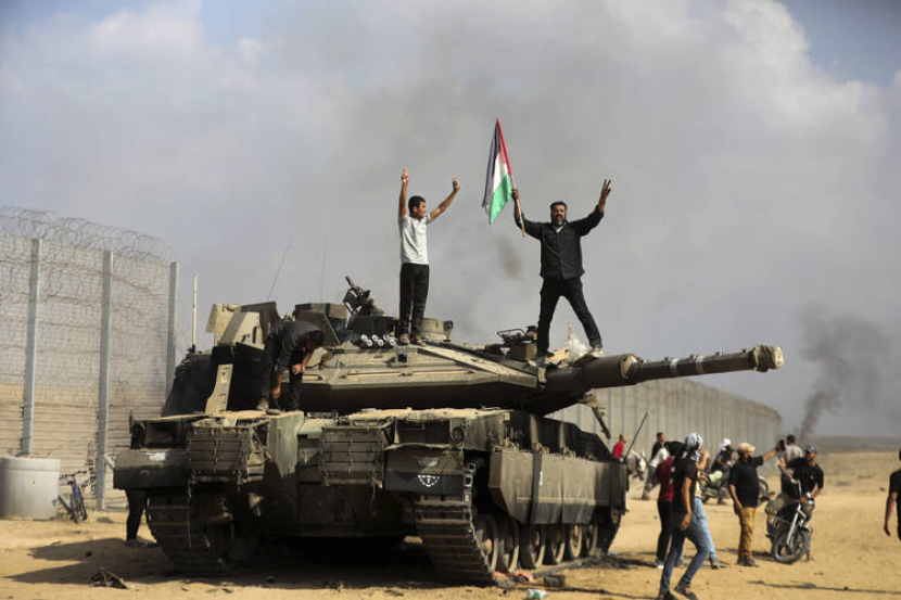Tank Merkava yang dimitoskan tercanggih di dunia rusak di serang dan dikuasi tentara Hamas di Gaza