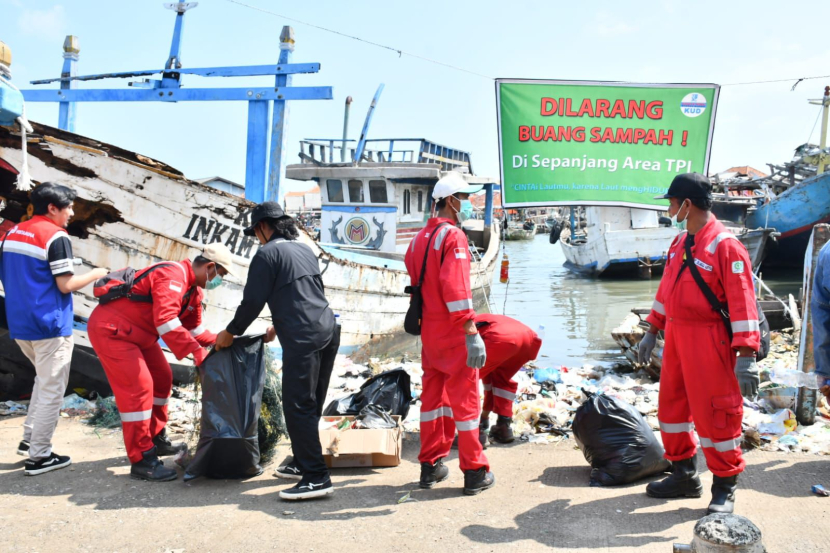 Bersih-bersih sampah di pantai dan laut Eretan, Kabupaten Indramayu dalam rangka memperingati Hari Lingkungan Hidup dan Hari Laut Se-Dunia 2024. (Dok. Matapantura.republika.co.id)