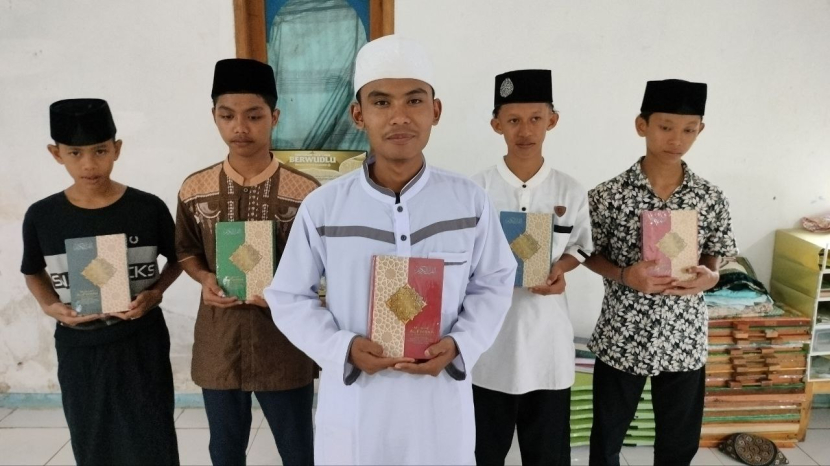 Para santri TPQ Al-Bunayya Ciampea, Bogor, menerima Alquran terjemah dari BMH. (Foto: Dok BMH)