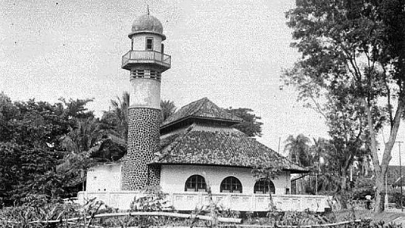 Masjid Al-Makmur. Masjid Al-Makmur dibangun pada 1704 oleh para keturunan bangsawan Kerajaan Islam Mataram pimpinan KH Muhammad Asyuro. Foto: Wikipedia.