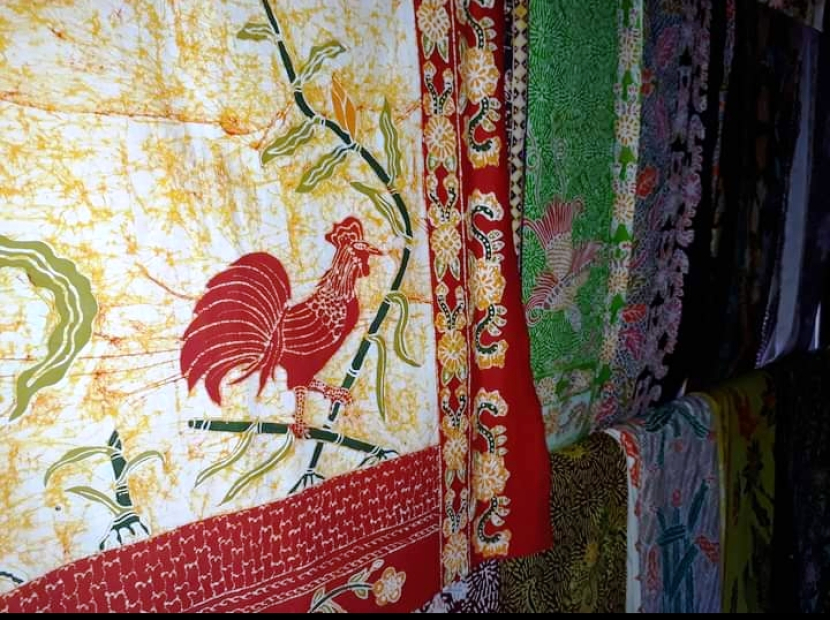 Batik dengan motif baru kini banyak diproduksi, sengaja didesain untuk baju (foto: priyantono oemar).