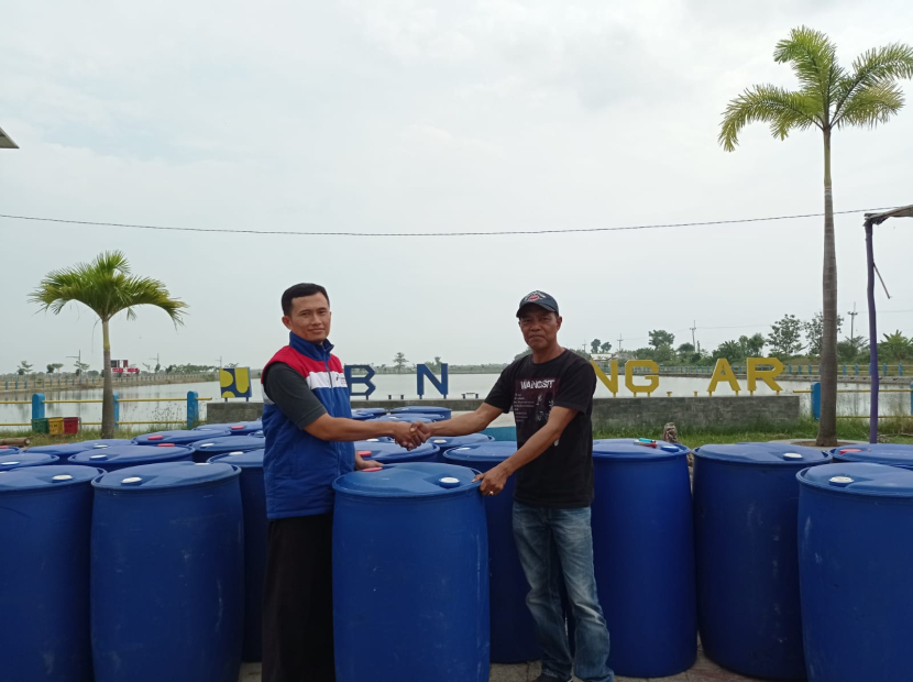 PT KPI Refinery Unit VI Balongan menyalurkan bantuan berupa 50 drum plastik untuk Desa Sindang. (Humas Pertamina Balongan)