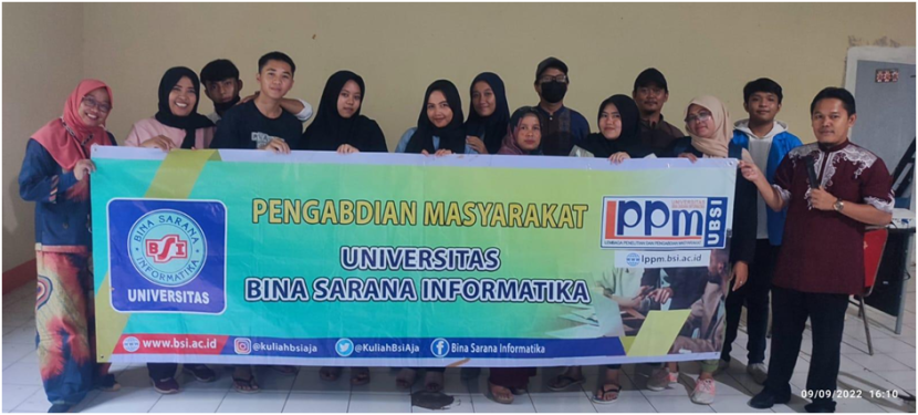 Dosen Universitas BSI berfoto dengan peserta pelatihan Pengabdian Masyarakat.  Foto : dok