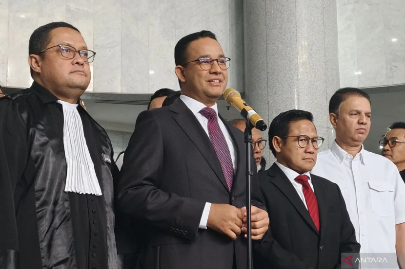Ketua Tm THN AMIN Dr Ari Yusuf Amir bersama Anies Baswedan dan Muhaimin Iskandar di Mahkamah Konstitusi.