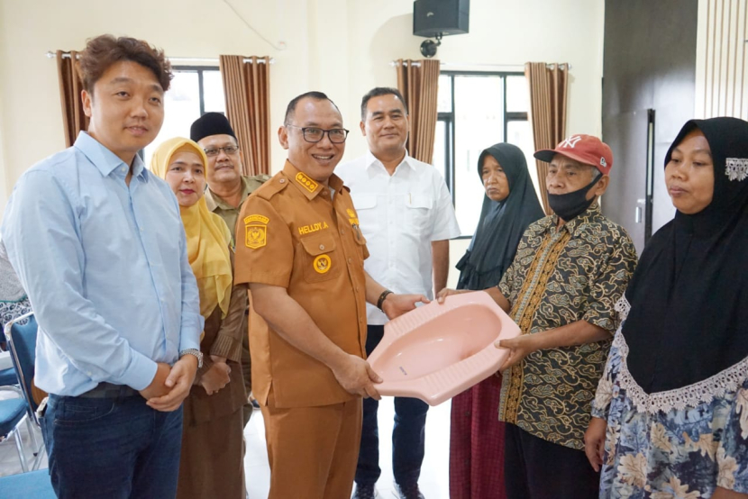 Wali Kota Cilegon Helldy Agustian secara simbolis memberikan kloset jongkok kepada seorang warga Cibeber, Cilegon, Senin (10/7/2023). Foto: Diskominfo Kota Cilegon