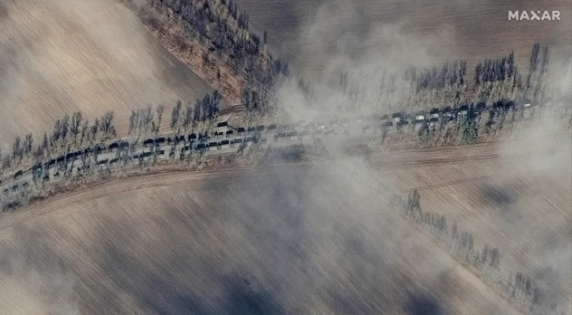 Dalam gambar selebaran yang dirilis pada 5 Maret 2022, sisa-sisa pesawat tempur Rusia terlihat di daerah perumahan di Chernihiv, Ukraina, di tengah invasi Rusia ke negara itu [Layanan pers Layanan Darurat Negara Ukraina/Handout via Reuters ]