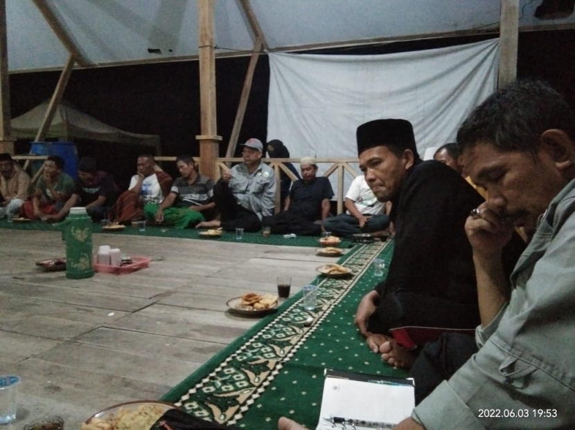 Diskusi bersama perangkat desa dan masyarakat Ujung Jaya