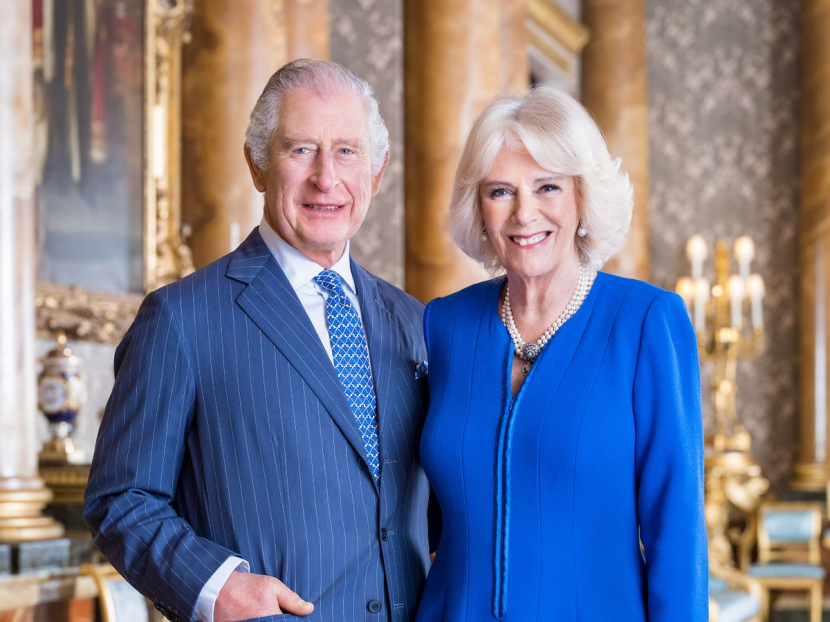 Foto resmi terbaru Raja Charles III dan Permaisuri Camilla Parker Bowles yang dirilis pada 28 April 2023. 5 Hal Kamu Perlu Tahu Soal Penobatan Raja Charles, Waktu dan Ritualnya. Foto: Hugo Burnand/Buckingham Palace via AP