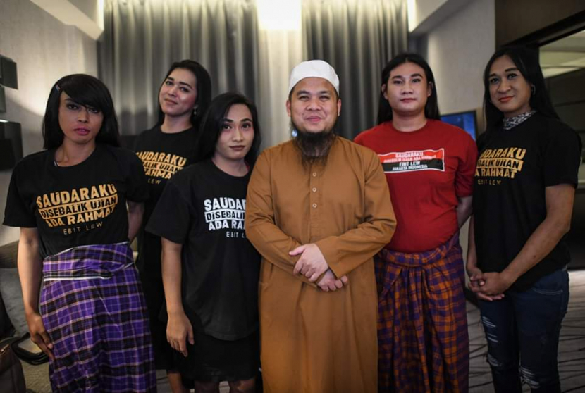 Ustadz Ebit Lew nampak happy bersama transgender Surabaya. Foto: Facebook Ebit Lew