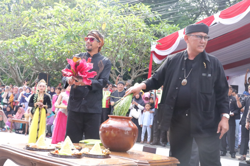 Bupati Kuningan, Acep Purnama (kanan) dan Wabup Kuningan, M Ridho Suganda (kiri) dalam acara Babarit. (Diskominfo Kabupaten Kuningan)