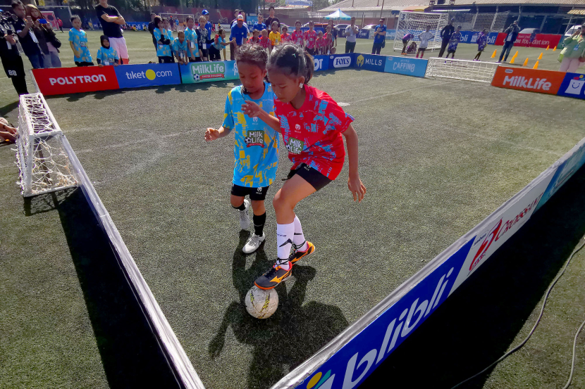 Dua pesepak bola putri KU-12  bertarung pada nomor 1 on 1 Skill Challenge MilkLife Soccer Challenge - Bandung Series 1 2024 di Progresif Sport Centre, Sabtu (22/6/2024).