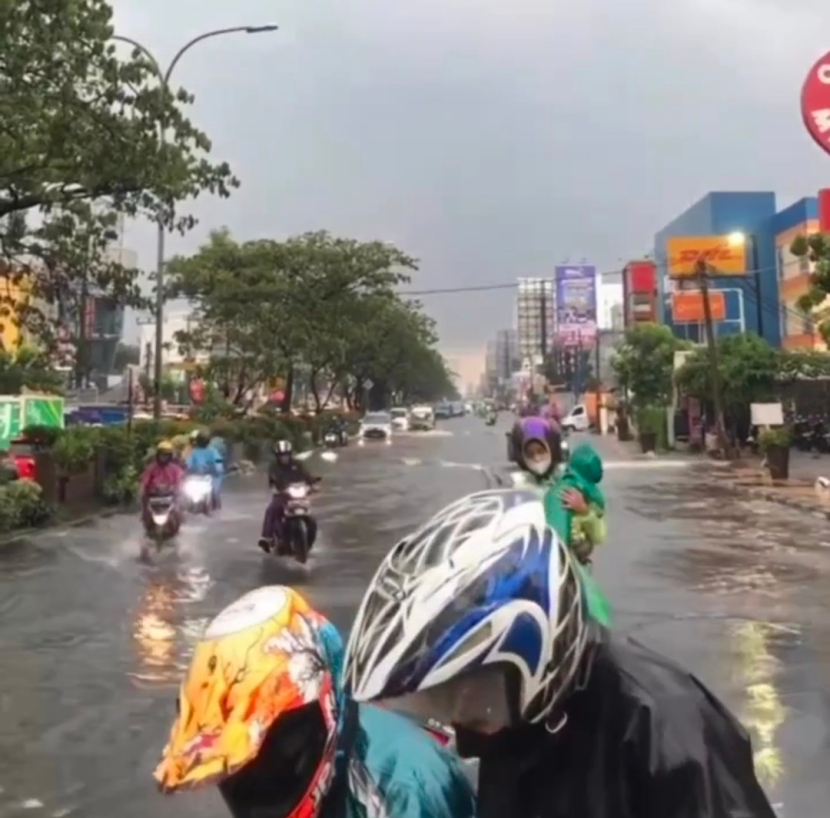 Hujan deras, Jalan Margonda Raya Depok banjir, Sabtu (15/10/2022).