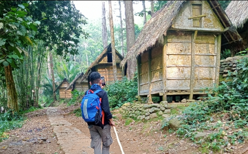 Lumbung padi di Baduy Luar disebut leuit handap. Puluhan tahun padi disimpan di dalam lumbung. Bahkan ada yang mengaku masih menyimpan padi yang dipanen 100 tahun lalu.