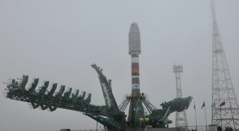 Satelit OneWeb bersiap diluncurkan dengan Roket Soyuz pada 4 Maret 2022. Peluncuran ditarik kembali karena Rusia meminta persyaratan baru agar satelit OneWeb tidak digunakan dalam operasi militer Inggris. Gambar: Roscosmos