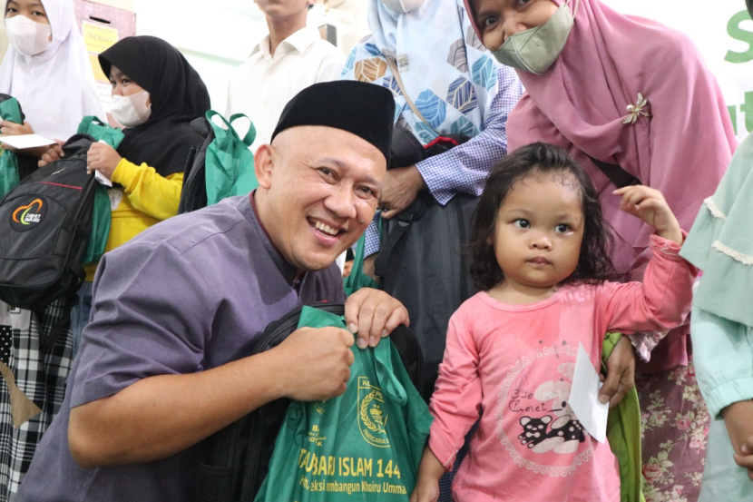 Ketua Baznas Kota Depok, Dr Endang Ahmad Yani menyerahkan santunan kepada yatim duafa di Masjid At-Taqwa Beji, Depok, Sabtu (12/11/2022).