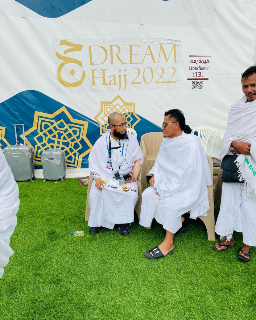 Ustadz Khalid dan Gus Miftah silaturahim di Arafah. Sempat bersilang pendapat tentang wayang kulit haram, Ustadz Khalid Basalamah dan Gus Miftah dipertemukan Allah di Padang Arafah. Keduanya telihat akrab, tidak ada dendam, bahkan saling melempar senyum dan berpelukan. Foto: Instagram Gus Miftah.