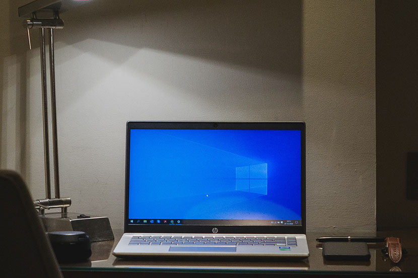 Laptop dengan sistem operasi Windows 10.