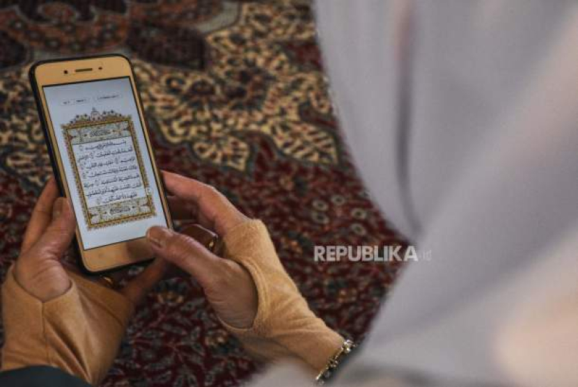 Seseorang sedang membaca Al-Quran digital (dok. Republika)