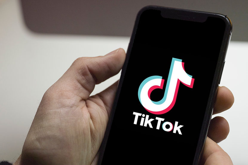 Logo TikTok di ponsel.