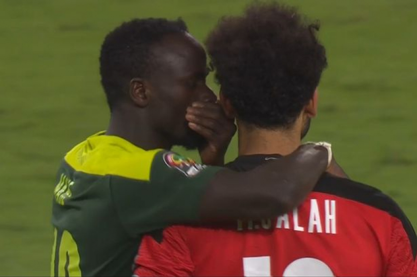Striker Senegal, Sadio Mane (kiri) menghibur bomber Mesir, Mohamed Salah, usai laga final Piala Afrika 2021 yang dimenangkan Senegal lewat adu penalti. Keduanya adalah rekan setim di klub Liga Primer Inggris, Liverpool. Sumber: BBC Sport