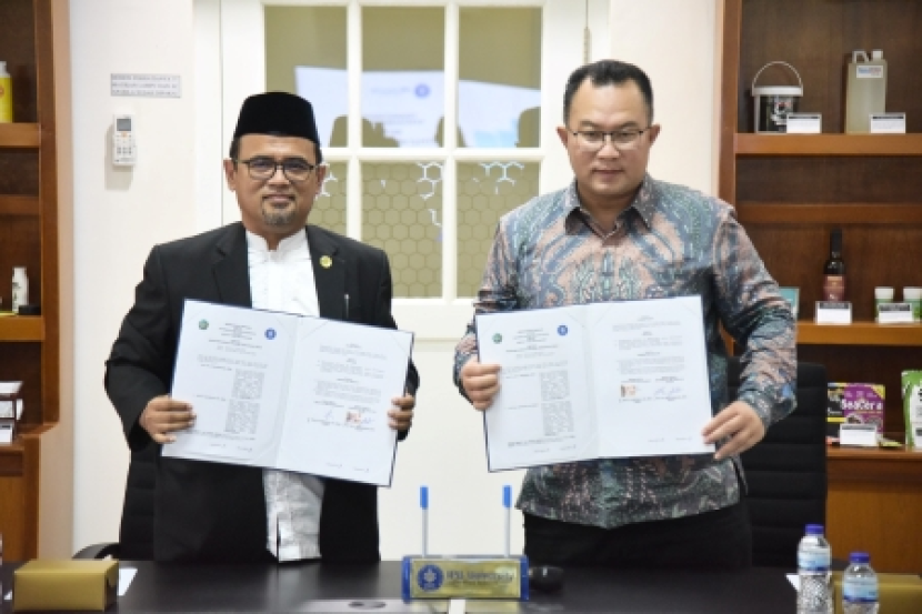 Rektor IPB University Prof Arif Satria dan Rektor UIKA Prof Mujahidin menandatangani nota kesepatakan bersama di Lembaga Kawasan Sains Technopark (LKST), Kampus Taman Kencana, Kota Bogor, Jawa Barat, (04/5/2023). Foto : ipb.ac.id