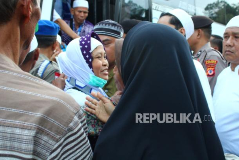 Sebanyak 155 jamaah haji asal Kabupaten Kuningan yang merupakan kloter treakhir, tiba di Bandara Kertajadi. (Dok. Republika)