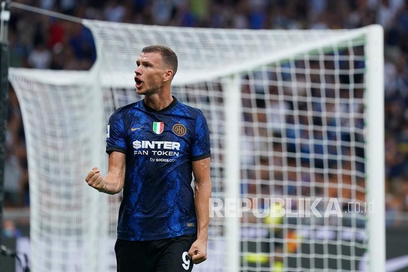 Striker Edin Dzeko menjadi salah satu yang patut diwaspadai pada laga Inter Milan vs Liverpool.