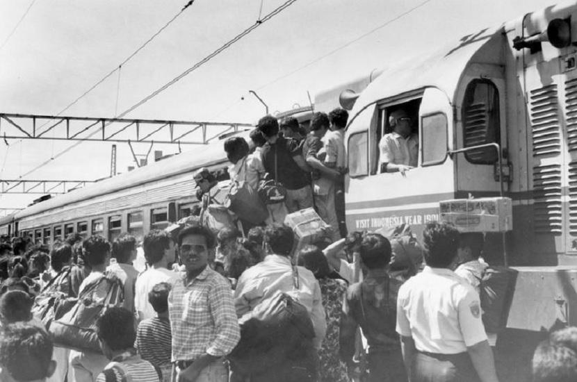 Suasana Mudik 1960-an. Para pemudik berebut naik kereta api untuk pulang ke kampung halaman. Foto: Tangkapan Layar.