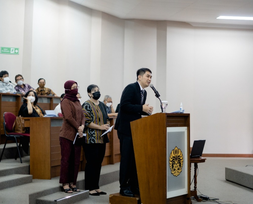 Dr. Mochamad Aviandy, S.Hum., M.Hum saat sidang promosi doktor yang dilaksanakan secara luring di Auditorium Gedung 1 Fakultas Ilmu Pengetahuan Budaya (FIB), Universitas Indonesia (UI), Kampus Depok.