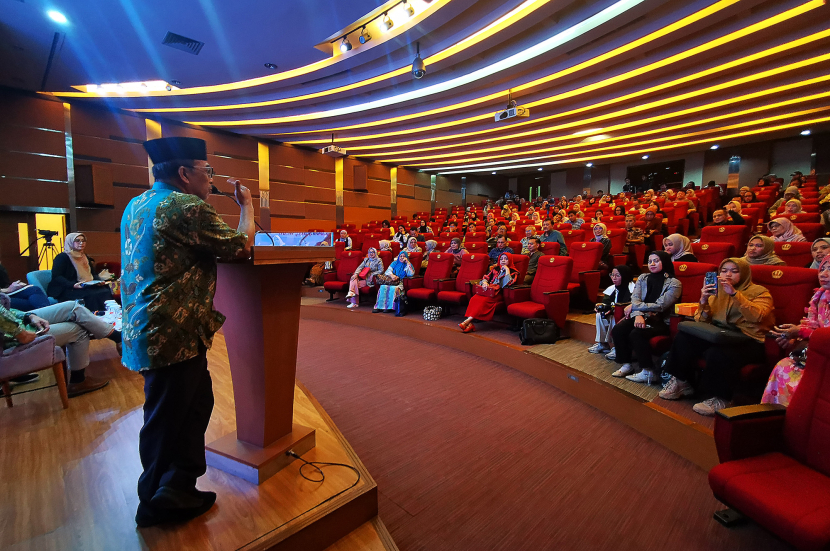 Guru besar Ilmu Komunikasi Universitas Padjadjaran Deddy Mulyana menyampaikan tanggapan pada Diskusi buku Teori-teori Komunikasi Aplikasi Prakstis di Auditorium Fakultas Ilmu Komunikasi Universitas Padjadjaran,Jatinangor, Kabupaten Sumedang, Rabu (14/8/2024). (Foto: Yogi Ardhi/Republika Network)