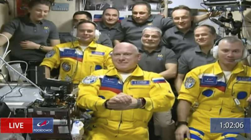Gambar dari video yang dibagikan oleh Roscosmos menjunkan kosmonot Rusia Sergey Korsakov, Oleg Artemyev, dan Denis Matveyev dalam upacara penyambutan setelah tiba di Stasiun Luar Angkasa Internasional, Jumat, 18 Maret 2022. Kredit: Roscosmos