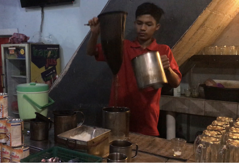 Penjual tengah membuat kopi tarik yang merupakan khas dari Aceh.