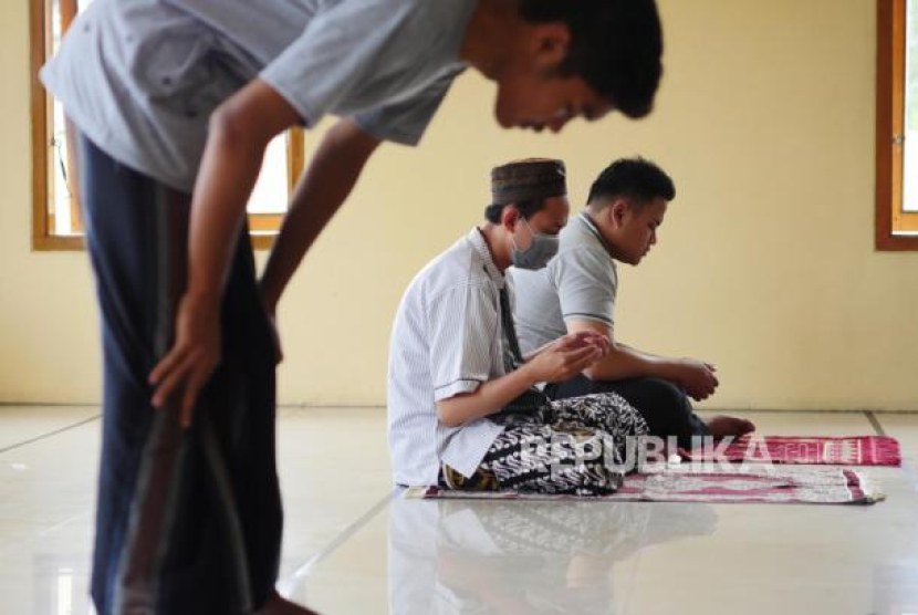 Jamaaah Masjid Al Furqan berdzikir usai pelaksanaaan shalat Jumat di Kompleks Jaka Purwa, Kecamatan Bandung Kidul, Bandung. Foto: Republika/Yogi Ardhi