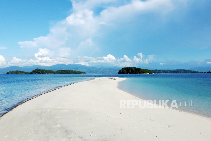 Sea. Reason why sea water is salty is the erosion of rocks and minerals on the earth's surface. Republika