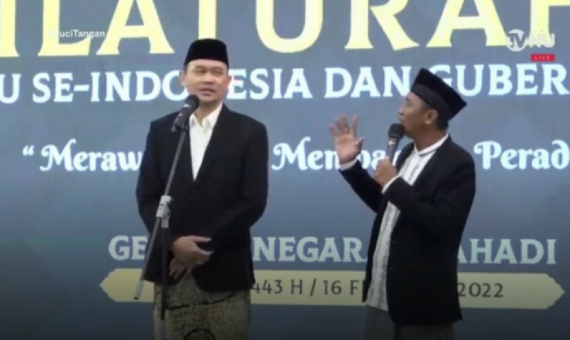 Cak Lontong mengatakan Indonesia dan NU sama-sama lahir bada Isya. Indonesia 19.45, NU 19.26