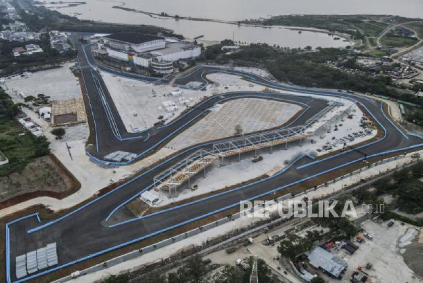 Suasana Jakarta International E-Prix Circuit (JIEC) di kawasan Ancol, Jakarta, Selasa (17/5/2022). Lintasan sirkuit sepanjang 2,4 kilometer, lebar 14 meter dan 18 tikungan tersebut telah selesai dibangun 100 persen untuk pelaksanaan ajang balap Formula E. (Republika/Putra M. Akbar) 