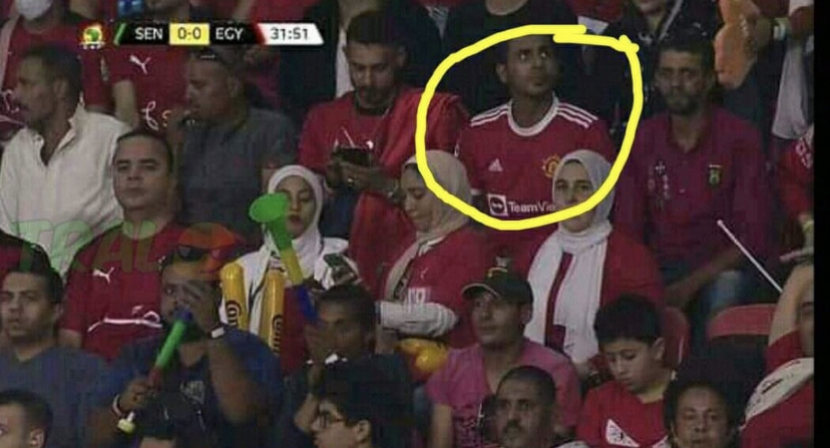 Foto kehadiran suporter Manchester United di Paul Biya Stadium tersebut mendapat komentar dari warganet. (Foto: Twitter).