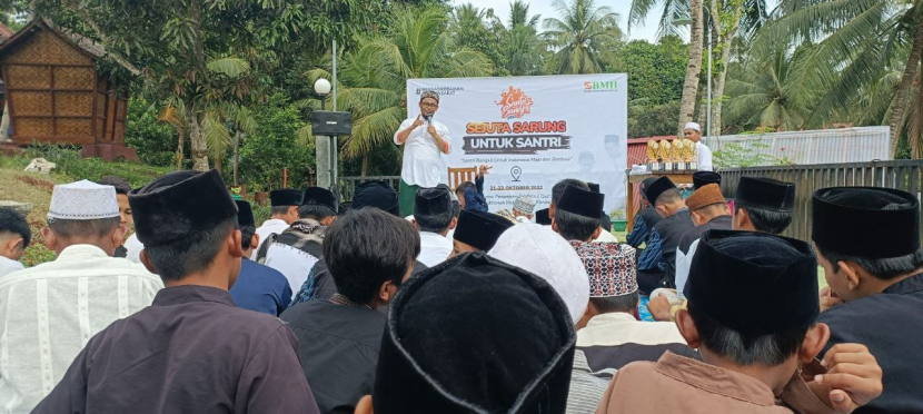 Laznas BMH menyalurkan sarung dan mukena kepada para santri di Provinsi Banten, Sabtu (22/10/2022).  (Foto-foto: Dok BMH)