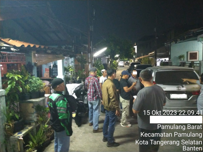 Proses penangkapan salah satu tersangka pelaku pencuri barang penumpang KA Tawang Jaya (wajah ditutup kotak putih). (Foto: Humas PT KAI)