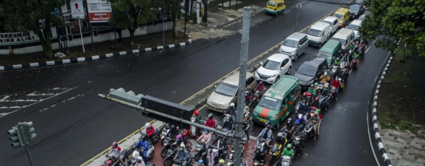 Sejumlah pengendara berhenti mengikuti isyarat lampu lalu lintas di lokasi penerapan tilang elektronik Persimpangan Pasteur-Sukajadi, Bandung, Jawa Barat, Rabu (24/3/2021) | NOVRIAN ARBI/ANTARA FOTO